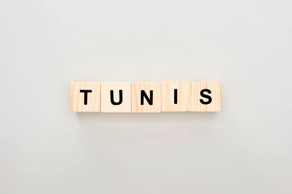 Vista dall'alto di blocchi di legno con scritte Tunisi su sfondo bianco — Foto stock