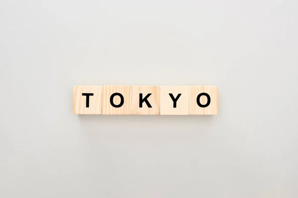 Vista superior de bloques de madera con letras de Tokio sobre fondo blanco - foto de stock