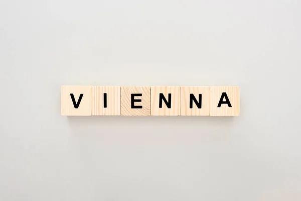 Vista superior de bloques de madera con letras de Viena sobre fondo blanco - foto de stock