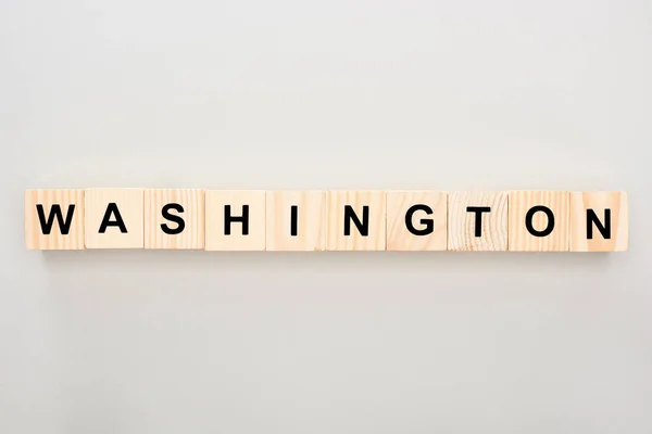 Vue de dessus des blocs de bois avec lettrage Washington sur fond blanc — Photo de stock