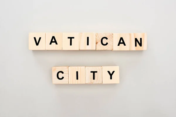 Vista superior de blocos de madeira com letras da Cidade do Vaticano sobre fundo branco — Fotografia de Stock