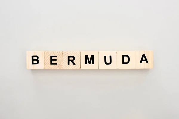Vista dall'alto di blocchi di legno con scritte Bermuda su sfondo bianco — Stock Photo