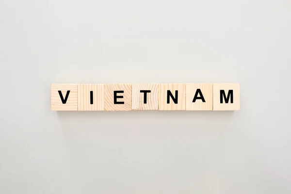 Верхний вид деревянных блоков с вьетнамскими буквами на белом фоне — стоковое фото