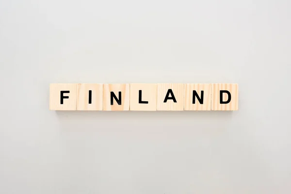 Vista superior de blocos de madeira com letras Finlândia sobre fundo branco — Fotografia de Stock