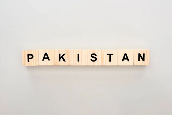 Vista superior de blocos de madeira com letras Paquistão sobre fundo branco — Fotografia de Stock