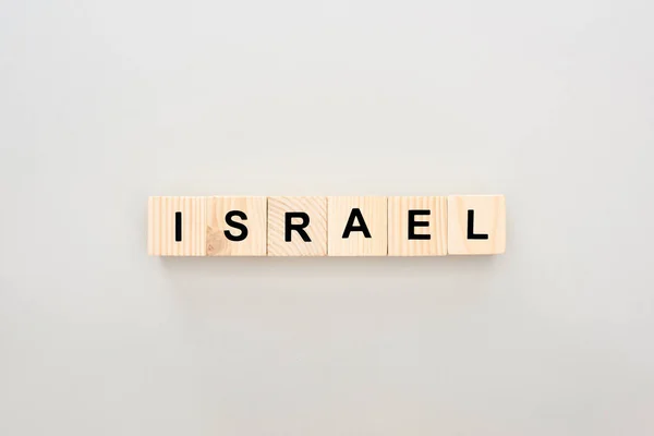 Ansicht von Holzblöcken mit israel Schriftzug auf weißem Hintergrund — Stockfoto