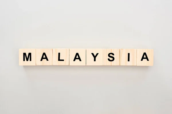 Ansicht von Holzblöcken mit malaysischem Schriftzug auf weißem Hintergrund — Stockfoto