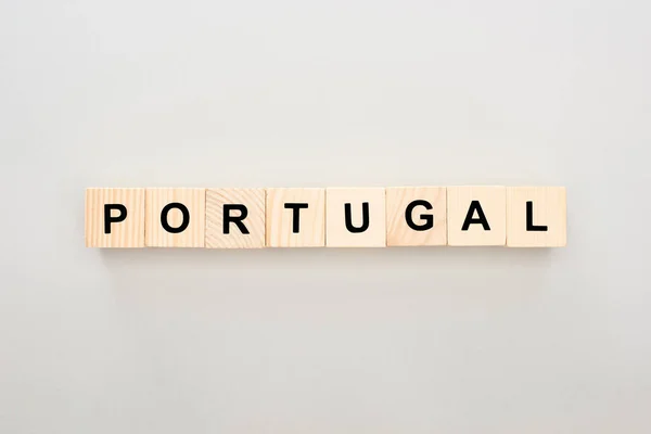 Vista superior de bloques de madera con letras de Portugal sobre fondo blanco - foto de stock