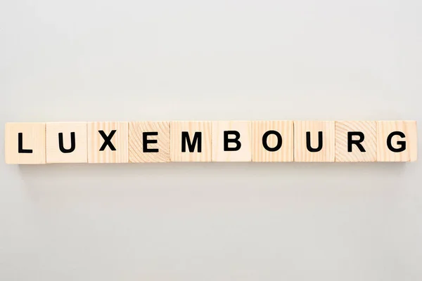 Vista superior de bloques de madera con letras luxemburguesas sobre fondo blanco - foto de stock