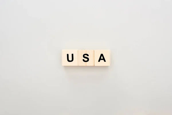 Vista dall'alto di blocchi di legno con scritte USA su sfondo bianco — Foto stock