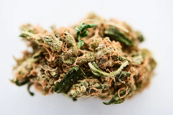 Vue rapprochée du bourgeon de marijuana isolé sur blanc — Photo de stock