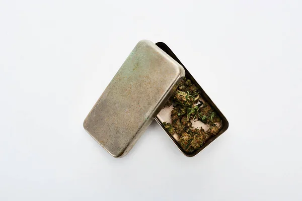 Vista superior de Marihuana Brotes en caja de metal sobre fondo blanco - foto de stock