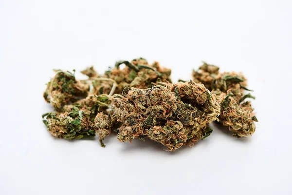 Vue rapprochée des bourgeons naturels de marijuana sur fond blanc — Photo de stock