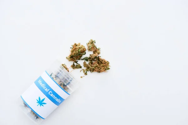 Bouteille de cannabis naturel médical sur fond blanc — Photo de stock