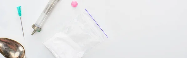 Draufsicht auf Heroin, lsd und Spritze mit Nadel und Löffel auf weißem Hintergrund, Panoramaaufnahme — Stockfoto