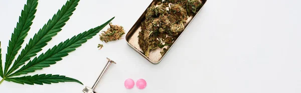 Draufsicht auf Marihuana-Knospen, Cannabis-Blatt, lsd und Spritze auf weißem Hintergrund, Panoramaaufnahme — Stockfoto