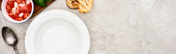 Vista dall'alto di piatto vuoto vicino tagliere in legno con ingredienti freschi, colpo panoramico — Foto stock