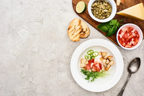 Vista dall'alto degli ingredienti freschi in piatto e sul tagliere in legno — Foto stock