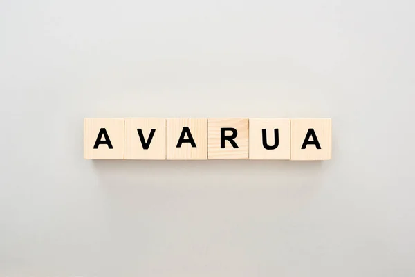 Vista superior de bloques de madera con letras Avarua sobre fondo gris - foto de stock