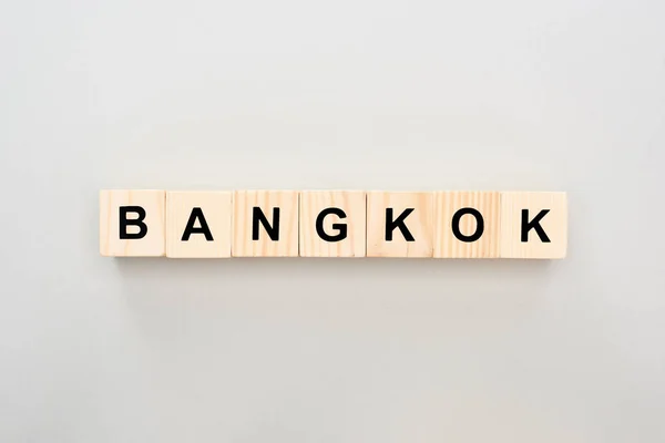 Вид з дерев'яних блоків з Бангкок написи на сірому фоні — стокове фото