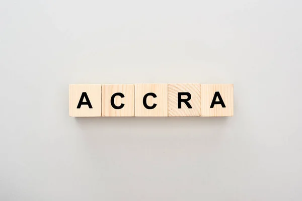 Vue de dessus des blocs de bois avec lettrage Accra sur fond gris — Photo de stock