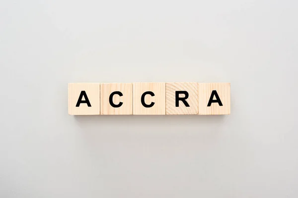 Ansicht von Holzblöcken mit Accra-Schriftzug auf grauem Hintergrund — Stockfoto