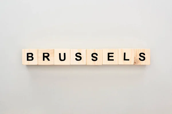 Vista dall'alto di blocchi di legno con scritte Bruxelles su sfondo grigio — Foto stock