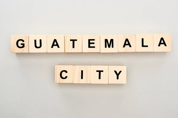 Vista superior de blocos de madeira com letras da cidade da Guatemala em fundo cinza — Fotografia de Stock
