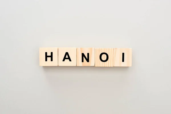 Ansicht von Holzblöcken mit Hanoi-Schriftzug auf grauem Hintergrund — Stockfoto