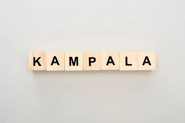 Vista superior de blocos de madeira com letras Kampala sobre fundo cinza — Fotografia de Stock