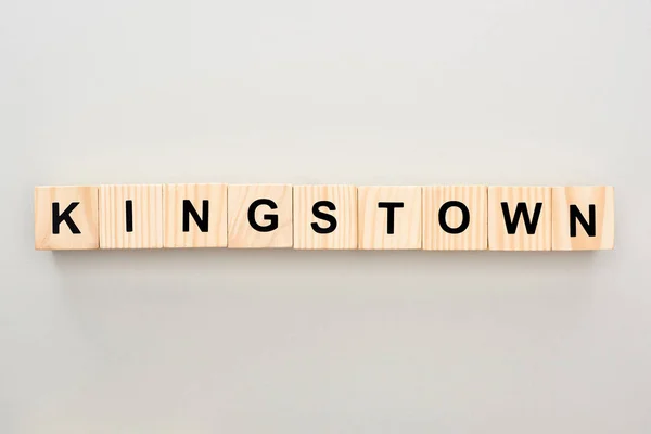Vista dall'alto di blocchi di legno con scritte Kingstown su sfondo grigio — Foto stock