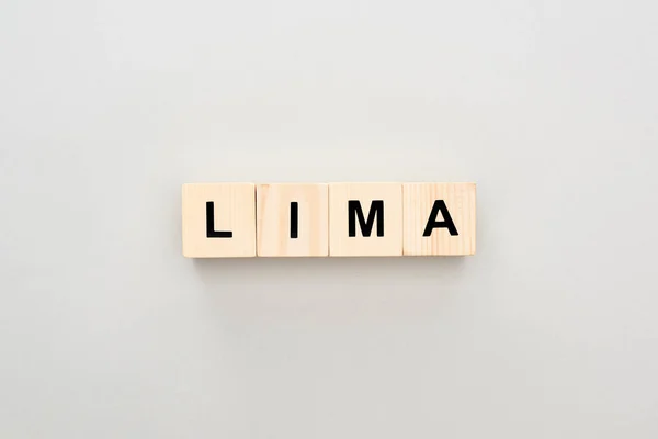 Ansicht von Holzblöcken mit Lima-Schriftzug auf grauem Hintergrund — Stockfoto