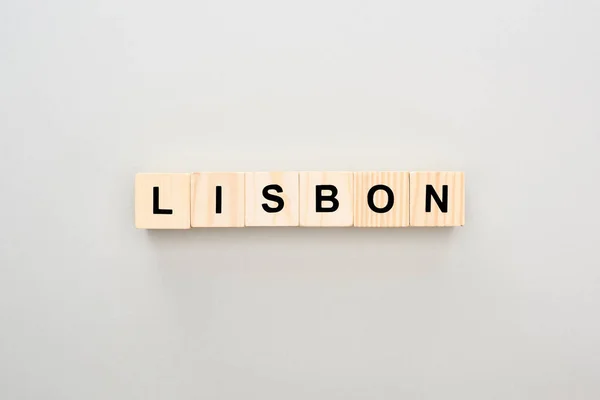 Vue de dessus des blocs de bois avec lettrage Lisbonne sur fond gris — Photo de stock