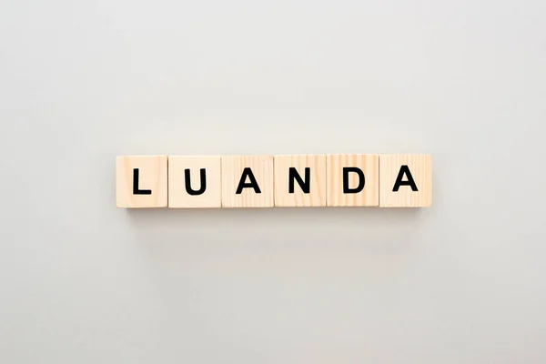 Vista superior de blocos de madeira com letras Luanda sobre fundo cinza — Fotografia de Stock