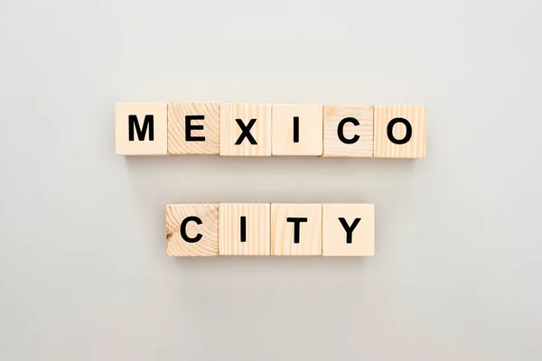 Vista superior de blocos de madeira com letras Cidade do México em fundo cinza — Fotografia de Stock