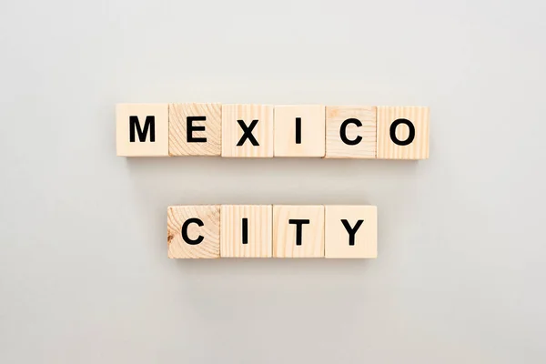 Vue de dessus des blocs de bois avec le lettrage de Mexico sur fond gris — Photo de stock