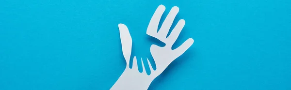Draufsicht auf Papier geschnittene Eltern-Kind-Hände auf blauem Hintergrund, Panoramaaufnahme — Stockfoto