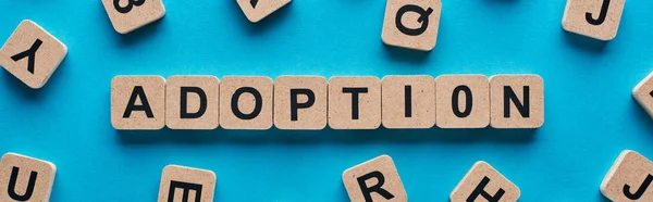 Вид зверху блоків з аплікацією на синьому фоні, панорамний знімок — стокове фото