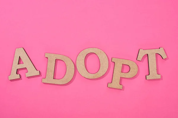 Вид зверху на картонне слово прийняти на яскраво-рожевому фоні — стокове фото