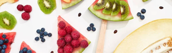 Panoramaaufnahme einer leckeren Wassermelone mit saisonalen Beeren und Früchten auf weißem Hintergrund — Stockfoto