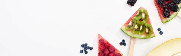 Tiro panorâmico de melancia em paus com bagas doces e kiwi no fundo branco — Fotografia de Stock