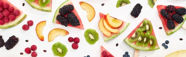 Панорамный снимок арбуза на палочках с сезонными ягодами и фруктами на белом фоне — стоковое фото