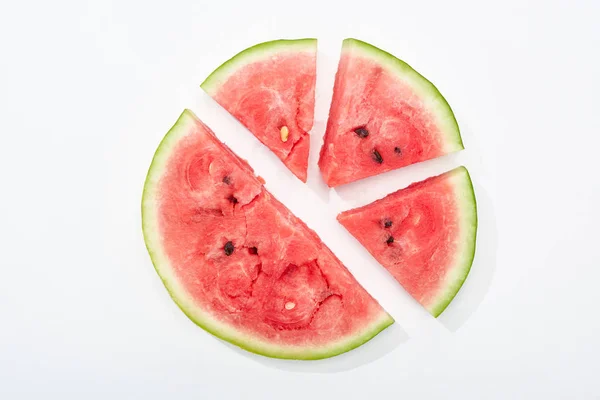 Vista superior de corte redondo deliciosa melancia suculenta no fundo branco — Fotografia de Stock