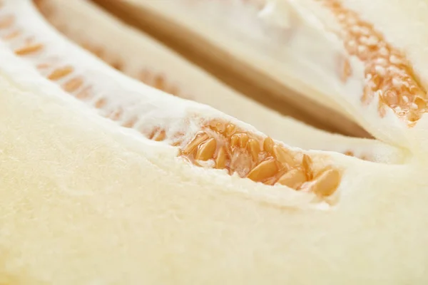 Vue rapprochée du melon mûr sucré aux graines — Photo de stock