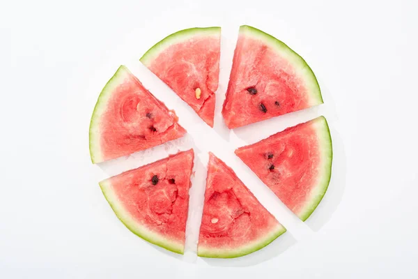 Draufsicht auf runde geschnittene saftige Wassermelone auf weißem Hintergrund — Stockfoto