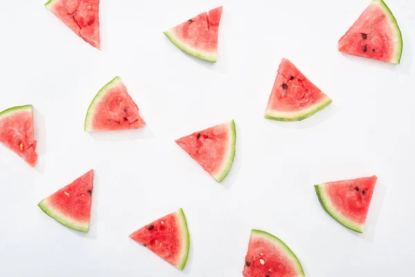 Draufsicht auf frische Wassermelonenscheiben auf weißem Hintergrund — Stockfoto