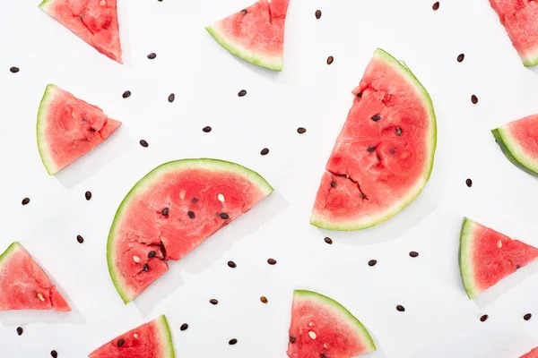 Vista superior de deliciosas fatias de melancia suculentas no fundo branco com sementes espalhadas — Fotografia de Stock