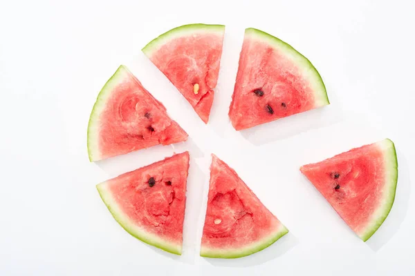 Vista superior de deliciosas fatias de melancia suculentas em círculo no fundo branco — Fotografia de Stock