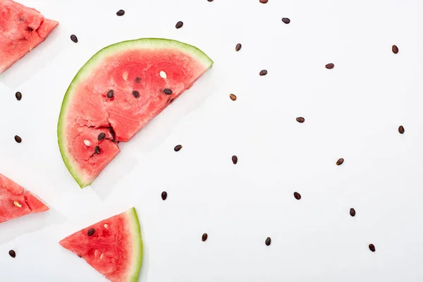 Draufsicht auf köstliche saftige geschnittene Wassermelone mit Samen auf weißem Hintergrund — Stockfoto