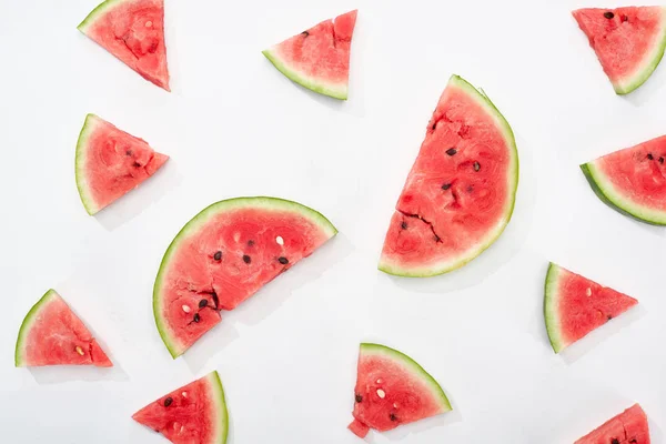 Padrão com deliciosas fatias de melancia suculentas no fundo branco — Fotografia de Stock